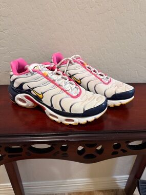 Women's Nike  Air Max Plus Premium Sneaker in Pink/ Navy Colorway  Womens Sz 8
